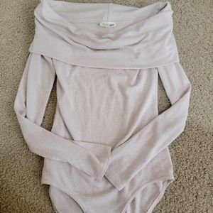 Aritzia Wilfred free off the shoulder bodysuit